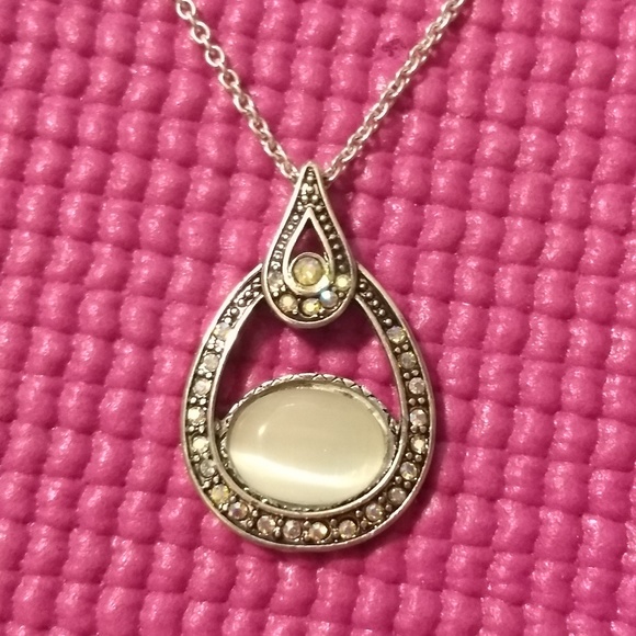 Beautiful silver necklace and earrings set - Picture 2 of 4